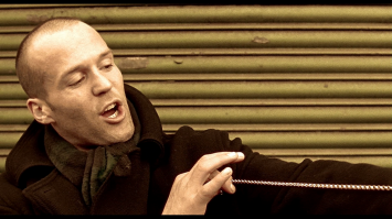 "...Всё не украденное, а даром даденное... Вот цепочка, чуть короче руки, чуть длиннее, чем кое-что другое..."