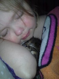 Лучше не позволяйте детям так спать. И сами так не делайте. Мелкое животное можно легко раздавить во сне. Ненарочно, конечно, но случившееся уже не исправить. А ребёнку - психологическая травма.