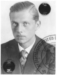 Он играл Вальтера Шелленберга :) И, кстати, определенное сходство с оригиналом было. В отличии от Мюллера, которого блестяще сыграл Броневой.