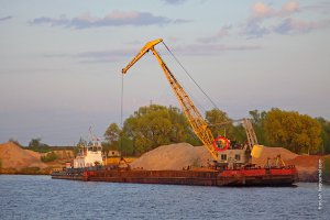 Грузовик против морского буксира
