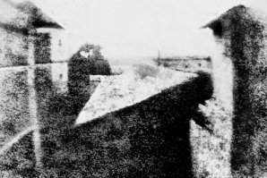 Да, сорри. Здесь ты прав, - я по памяти перепутал с Джосефом Нейпсе.
Но это ничего не меняет, поскольку Авазовсвкий в предвоенные годы рисовал свои картины в составе Десантного военного корпуса. Так что пользоваться дагротипным аппаратом для съемок не смог бы без привлечения к себе внимания.