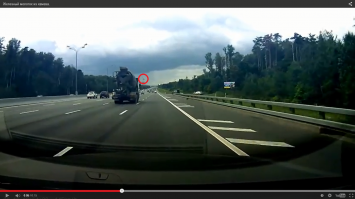 Пересмотрел несколько раз и мне кажется что миксер не при чём. По видео как будто молоток вылетает перед миксером. Сложилось впечатление что молоток как раз для него предназначался. А по траектории прилёт больше подходит спереди идущей машины,перед миксером.