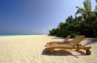 Всё давно изобретено... гравитационные электростанции, магнитные, взрывные, атмосферно ионизируемые, морские, вулканические... Ядерные батарейки! С периодом работы более 5 лет! Безопасные как и кислотные. Выбрасывать их наверно всё же нельзя,но при повсеместном применении будут и пункты приёма. 
Серые, нефтяники и угольщики против

А "кротовые норы" это миф. 
После того как мы взорвали Фаэтон, нас *тмуд*хали, заставили забыть всё включая знания о транспортных путях вселенной. И приставили серых наблюдателей, которые нами пользуются по своему усмотрению. Тем нужны золото и эмоции. Активная золотодобыча и войны - самое оно. 
А с бесплатным передвижением мы в благоденствие свалимся.