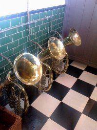 Напомнило:
Мужик приходит с вечеринки от нового начальника и рассказывает жене какая у нового шефа шикарная квартира. А самое главное говорит у него золотой унитаз. Утром хватился пиджак там оставил. Пошёл за ним. Звонит в квартиру. 
Открывает маленькая девочка и говорит: Папа, тут к тебе дяденька пришёл - который тебе вчера в трамбон насрал.