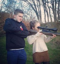 Защитил бы сестру от травмы глаза лучше!