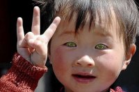 В Китае, в провинции Дахуа (Dahua, southern China) живет мальчик-кот по имени Нонг Юхуй (Nong Youhui). С раннего детства его отец был обеспокоен тем, что глаза сына имеют не чёрный, как у большинства китайцев, а зелёно-жёлтый цвет, как у кошек. Иногда, глаза Нонга кажутся голубыми. Но самое интересное, что глаза мальчика светятся в темноте подобно кошачьим.
Отец отвёл сына в клинику, где медики всесторонне исследовали этот уникальный случай. Оказалось, что Нонг Юхуй (Nong Youhui) может читать практически в полной темноте. А при свете его зрение такое же, как и у других людей. Врачи объясняют это явление редкой врожденной паталогией, которая носит название лейкодермия.