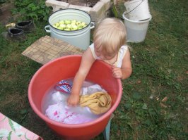 Обстирать всю семью - далеко не лёгкое занятие...