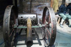 Не "самодельное орудие", а танковая 45мм пушка поставленная на самодельный лафет.