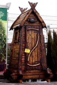 Уличный сортир, непременно должен наличествовать в ансамбле загородного дома , ничто так не объединяет человека с природой, как утренний (дневной/вечерний на любителя) стул на свежем воздухе …