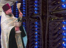 В Сколково разработали инновационный метод борьбы с компьютерными вирусами.
Священник трижды обходит серверы по кругу и читает молитву, после чего окропляет серверы святой водой.
- Молитва исцеляет рак и смертельные недуги, поэтому справиться с вирусами для нее проще простого,- заявил security-специалист дьякон Дорофей. Одержимость дьяволом компьютеров бывает так сильна, что после попадания святой воды, некоторые компьютеры сгорают.