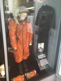 1) В 1973 году на аукционе Sotheby’s, посвященном космической тематике, «Луноход-2» был продан за 68 500 долларов Ричарду Гэрриотту, американскому коллекционеру космических артефактов и сыну астронавта НАСА. До сих пор неясным остается вопрос, каким образом НПО им. Лавочкина, создавшее «Луноход-2», смогло выставить его на торги. 
2)Скафандр, который советские ученые использовали при подготовке полета в космос в 1960 году собак Белки и Стрелки, продан с аукциона за €14 тыс. ($18 тыс.).Раритет ушел с молотка на торгах аукционного дома Auctionata. Его оценочная стоимость составляла €8 тыс. ($10 тыс.).
3)Скафандр Гагарина в музее в Вашингтоне
4)google вам в помощь . ищите сами пруфы общеизвестных фактов.