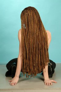 Ну да, вообще девушек с косами немного. Зато иногда встречаются девушки у которых много кос.