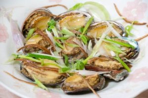 Морское ухо, между прочим, очень вкусное! Напоминает по вкусу ракушку-трубача! А какой суп! Очень вкусная вещь! И не только в Китае едят морское ухо, но и в Австралии, и почти во всех странах Южной Азии ! 
А еще у этого моллюска безумно красивые ракушки, из которых делаю украшения!