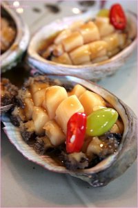 Морское ухо, между прочим, очень вкусное! Напоминает по вкусу ракушку-трубача! А какой суп! Очень вкусная вещь! И не только в Китае едят морское ухо, но и в Австралии, и почти во всех странах Южной Азии ! 
А еще у этого моллюска безумно красивые ракушки, из которых делаю украшения!