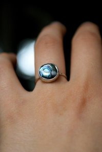 Морское ухо, между прочим, очень вкусное! Напоминает по вкусу ракушку-трубача! А какой суп! Очень вкусная вещь! И не только в Китае едят морское ухо, но и в Австралии, и почти во всех странах Южной Азии ! 
А еще у этого моллюска безумно красивые ракушки, из которых делаю украшения!