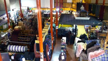 Эдинбург->Королевская Миля (Royal Mile, перед замком на горе)->Tartan Weaving Mill, лестница вниз справа от входа.