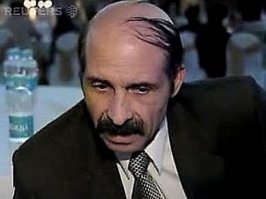 тут сразу и не заметно, что лысый. мастерски уложил.