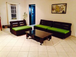 Ну, для дачи или домика у моря такая "мебель" вполне себя оправдывает. Недорого, а если руки из нужного места, то еще и довольно мило, такой себе то ли кантри,то ли хиппи стиль. В любом случае при правильном подходе ни драной одежды, ни заноз не будет. Но это только во том случае,если у хозяина-креативщика руки не из ягодичной мышцы произрастают. А при высоком уровне рукожопости и неуклюжести травмироваться можно даже об обычную лавку на дачном участке)
Вот вполне интересные варианты. А импровизированный домашний кинотеатр для небольшой компании вообще,по-моему,заслуживает отдельной похвалы.