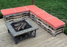 Ну, для дачи или домика у моря такая "мебель" вполне себя оправдывает. Недорого, а если руки из нужного места, то еще и довольно мило, такой себе то ли кантри,то ли хиппи стиль. В любом случае при правильном подходе ни драной одежды, ни заноз не будет. Но это только во том случае,если у хозяина-креативщика руки не из ягодичной мышцы произрастают. А при высоком уровне рукожопости и неуклюжести травмироваться можно даже об обычную лавку на дачном участке)
Вот вполне интересные варианты. А импровизированный домашний кинотеатр для небольшой компании вообще,по-моему,заслуживает отдельной похвалы.