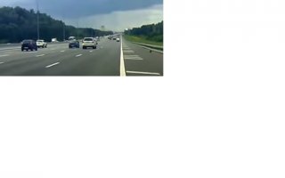 Если автору это поможет молоток вылетел из 2112 темно-зеленого цвета в лобовое бетономешалке, но кидавший промахнулся.