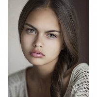 Какая-то слишком знойная цыпа...А на этой фотке сложилось впечатление, что ей кот а туюельки нагадил:)