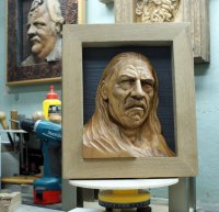 Виртуозные статуэтки застывших в древесине людей и существ