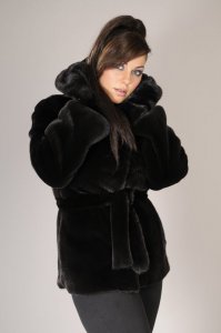 Меня вот это добило - Мне не нравится положение женщин в России — мне кажется, к ним относятся, как к домашним животным. Девушки никогда ни за что не платят, о них все время заботятся.
То есть шубу не покупать, в кафе пускай сама за себя платит, на машину себе сама пускай заработает (хотя это многие и сами делают,только работа у них другая "ночные смены").
Мужики, кто своим купил шубу, оденьте  любимую в нее и скажите - "Ты мое домашнее животное". А потом как получите люлей, можете сделать поправку " что дикая".