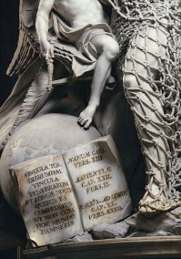 Франсческо Квироло «Избавление от чар»
Памятник ценен тончайшей работой по мрамору и пемзе, из которой выполнена сеть. Квироло был единственным из неаполитанских мастеров, согласившимся на столь тонкую работу, остальные же отказались, считая, что при одном прикосновении резца сеть рассыплется на куски.