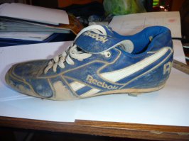 Не закончил про обувь - бейсбольная туфля, зажатая в кулаке за пятку - весьма устрашающий предмет... А с небольшой силой приземленный на капот авто или стекло машины - легко пробьем металл и разрушит стекло... Обещал фото - выкладываю... Этим туфлям три сезона....