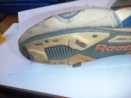 Не закончил про обувь - бейсбольная туфля, зажатая в кулаке за пятку - весьма устрашающий предмет... А с небольшой силой приземленный на капот авто или стекло машины - легко пробьем металл и разрушит стекло... Обещал фото - выкладываю... Этим туфлям три сезона....