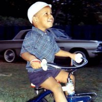 Обама в 4 года на трёхколёсном (думаю, что у всех такое было)