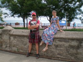 Ношу килт уже лет семь и ни разу не возникло желания предпочесть штаны килту. Настоятельно рекомендую...)))