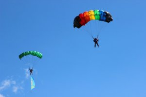 похоже, что ЛГБТ даже в воздухе преследуется армией РФ. 
ООН смотрит и рыдает с этих кадров
