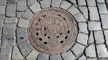 Когда ездил по Европе, тоже удивлялся люкам и фотографировал их.
Вот канализационный люк в Праге