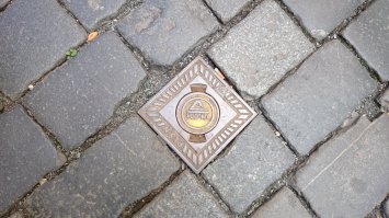 Главное не наступать на них