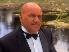 "Не послать ли нам... гонца?" 1998г. Отличный фильм!!! ВЕЛИКИЕ актеры!!
Очень запомнилась роль Льва Константиновича. Вечная память.