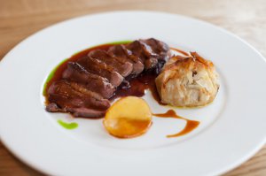 Вот это точно не утиная печень,это утиная грудка.Утиную печень так не нарезать...