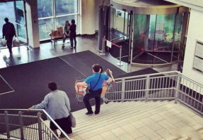 Это сцуко белая дача АШАН, там справа есть лифт, но очередь нереальная вот все так и тащут