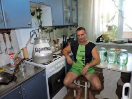 И тут я ничего противоестественного не увидел,нормальный чувак гонит натурпродукт,сейчас водка всё равно говнее хоть за 200 хоть за 1500 рубелей.А сам свою выгонишь,очистишь да аромата придашь само то.