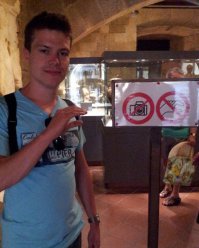 на фото запрещена левая рука, а правой всегда пожалуйста