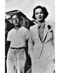 — В 1950 году вы написали книгу, принёсшую вам всемирную славу, — сборник рассказов «Марсианские хроники». Там говорилось: уже к началу второго тысячелетия на Марсе будут поселения, целые города землян. Как вы думаете, почему этого в итоге так и не произошло?

— Меня часто про такое спрашивают, и я люблю фантазировать над ответами. Ответ сегодняшнего дня: потому что люди — идиоты. Они сделали кучу глупостей: придумывали костюмы для собак, должность рекламного менеджера и штуки вроде айфона, не получив взамен ничего, кроме кислого послевкусия. Человечеству дали возможность бороздить космос, но оно хочет заниматься потреблением — пить пиво и смотреть сериалы.
Из одного интервью.

Рэй Бредбери, спасибо!

На фото, подросток Рэй Брэдбери и Марлен Дитрих, 1935 год, LA.
Брэдбери, как многие подростки, коллекционировал автографы знаменитостей, перемеживая их сбор с продажей газет.