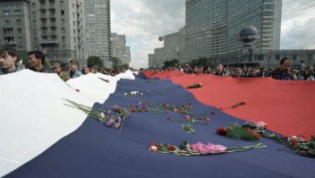 24.08.1991. Москвичи несут гигантский Российский флаг на похоронах погибших...