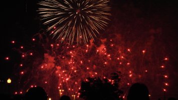 Были с мужем и дочкой, приехали в 20.30 оставили машину в начале Университетского и топали 3 светофора пешком. Все перекрыто, даже с великов народ снимали на пропускном пункте. Сначала пожалела, что не на метро, но в первом комментарии прочитала и  поняла, что нам повезло. Еще больше повезло народу на трёшке. Мы стояли между МГУ и смотровой площадкой(в середине) - вид хороший.
Сам фейерверк произвел огромное впечатление, такого шоу в России не увидишь. Поедем и сегодня.
Народ, делитесь фото и кто откуда смотрел.