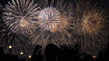 Были с мужем и дочкой, приехали в 20.30 оставили машину в начале Университетского и топали 3 светофора пешком. Все перекрыто, даже с великов народ снимали на пропускном пункте. Сначала пожалела, что не на метро, но в первом комментарии прочитала и  поняла, что нам повезло. Еще больше повезло народу на трёшке. Мы стояли между МГУ и смотровой площадкой(в середине) - вид хороший.
Сам фейерверк произвел огромное впечатление, такого шоу в России не увидишь. Поедем и сегодня.
Народ, делитесь фото и кто откуда смотрел.