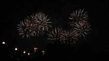 Были с мужем и дочкой, приехали в 20.30 оставили машину в начале Университетского и топали 3 светофора пешком. Все перекрыто, даже с великов народ снимали на пропускном пункте. Сначала пожалела, что не на метро, но в первом комментарии прочитала и  поняла, что нам повезло. Еще больше повезло народу на трёшке. Мы стояли между МГУ и смотровой площадкой(в середине) - вид хороший.
Сам фейерверк произвел огромное впечатление, такого шоу в России не увидишь. Поедем и сегодня.
Народ, делитесь фото и кто откуда смотрел.