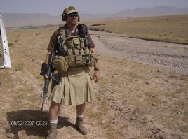 А с чем??? Килт - самостоятельная единица одежды и носится абсолютно со всем. Лишь бы это смотрелось гармонично... Вот примеры: