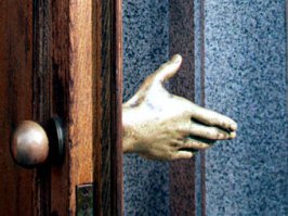 Аффтор...Доброе утро! Дверь издательского дома "Коммерсантъ"... хрен знает сколько ей лет...