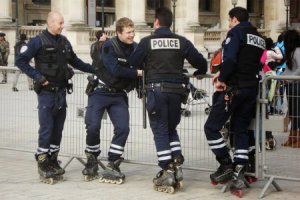 во издеваются над копами. я б посмотрел как они пресекают правонарушение