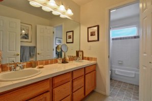 Красиво? Очень непрактично, однако. Где поставить мыло, бритвы, крем...
Вот решение