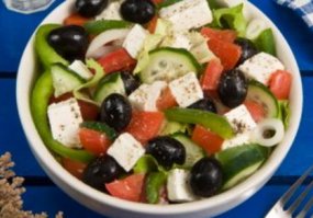 Я не считаю съеденные калории но я очень большой любитель вкусно поесть :)  . Моя любимая еда в Греции : СУВЛАКИ (шашлыки но не маринованные готовятся из свежего мяса ) , ГИРОС ( как шаурма ) , ХАЛУМИ НА УГЛЯХ (это сыр такой ) , САЛАТ Греческий деревенский